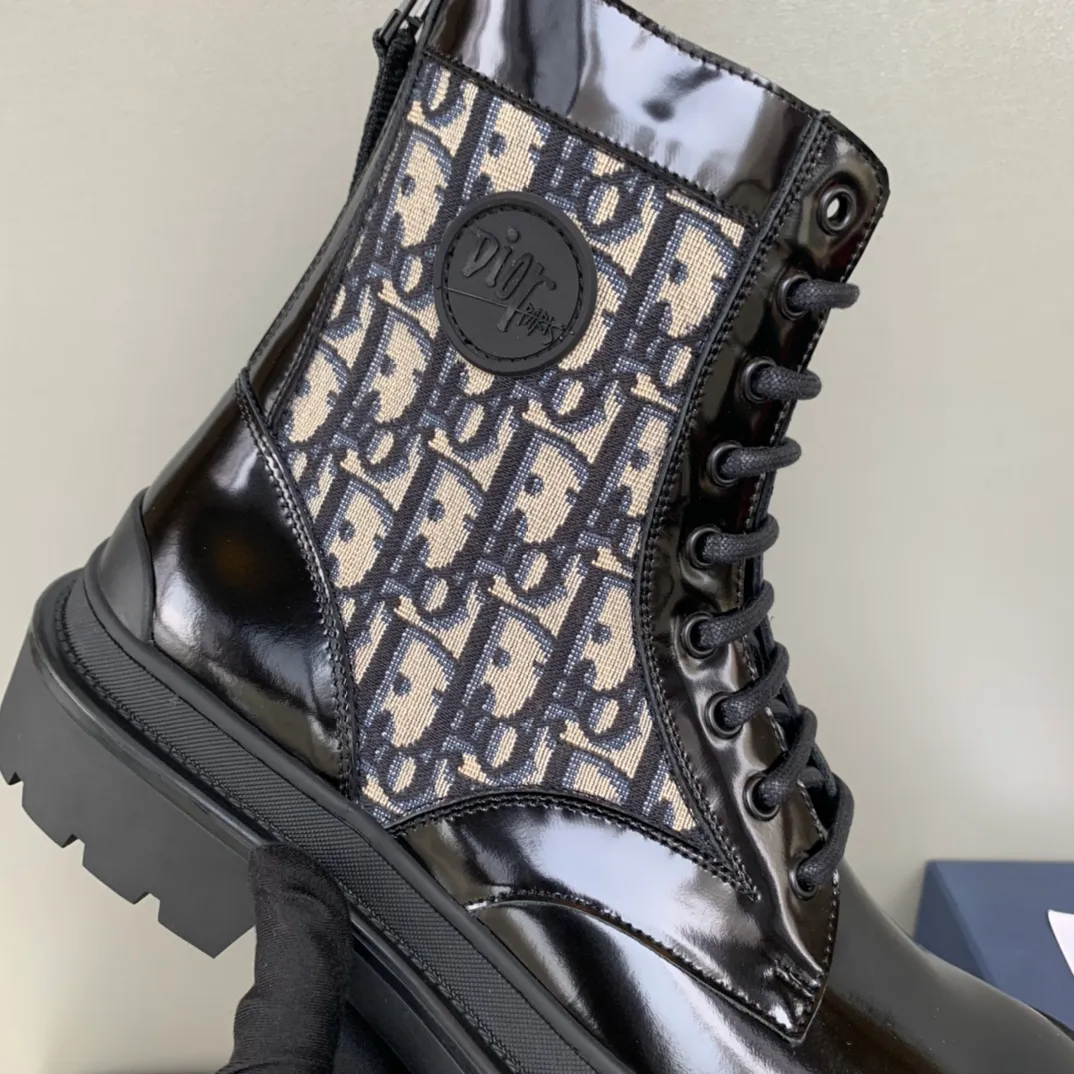 [DIOR] Top P: 920💰 Number of yards: 39~44 (38.45 custom-made, non-refundable) Dior Dior~ Winter series, original 1:1 development Casual men's leather shoes Made with heavy investment, shoes and boots are made of imported cowhide + imported Dior special fabric Not easily deformed black cowhide lining Dior large hardware inlay Original TPU vacuum outsole, black cowhide Black open edge beads Military green suede Black suede Khaki suede leather is crafted by a large factory, and the perfect product is only prepared for you who know your taste! Any comparisons are welcome.